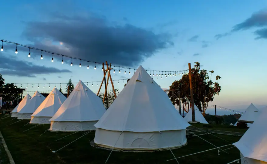 Glamping co to jest? Jak wygląda pobyt i ile kosztuje