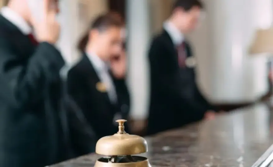 Kto pracuje w hotelu? Od recepcji po dyrektora pełny przewodnik