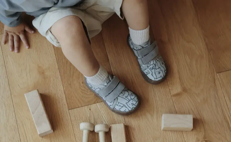 Roczne dziecko po domu - boso, w skarpetkach czy w kapciach?