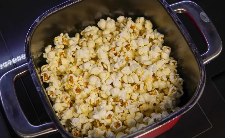 Jak zrobić popcorn maślany na patelni: najlepszy przepis krok po kroku