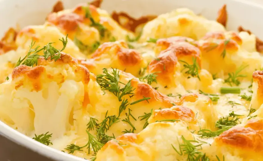 Coliflor al horno dorada y tierna con trucos para que quede crujiente