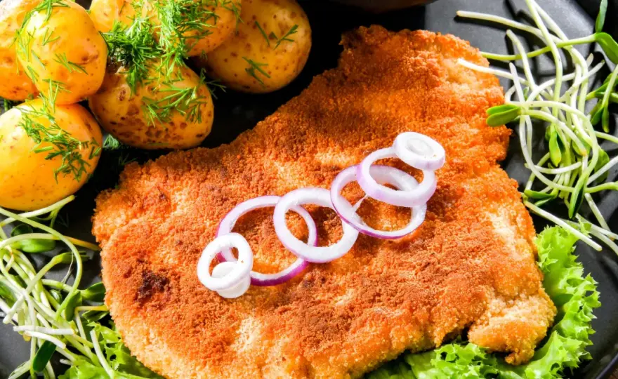 Ile kalorii ma schabowy z ziemniakami i surówką? Sprawdź teraz!