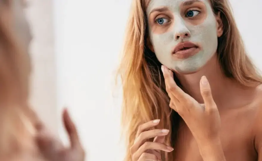 Jak wysuszyć pryszcze? Szybkie metody SOS i apteczne pewniaki