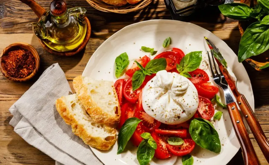 Burrata - Jak podawać ten włoski ser, by zachwycał kremowością?