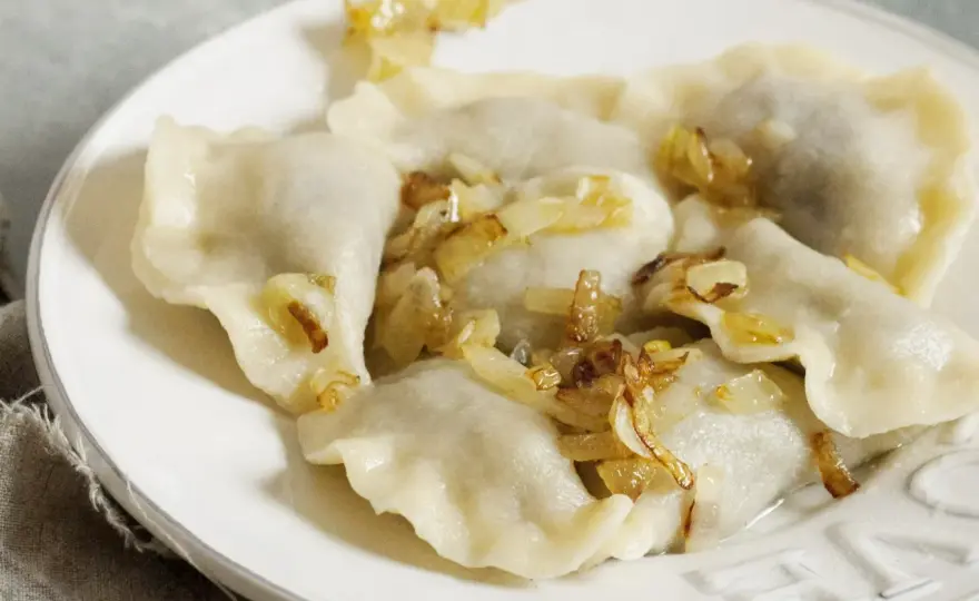 Pierogi z kapustą – idealne ciasto i farsz. Sprawdź!
