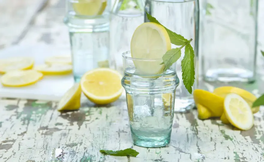 Agua con limón - qué aporta de verdad y cuándo conviene tomarla