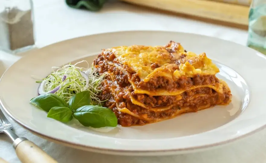 Lasaña de carne jugosa y gratinada sin capas deshechas