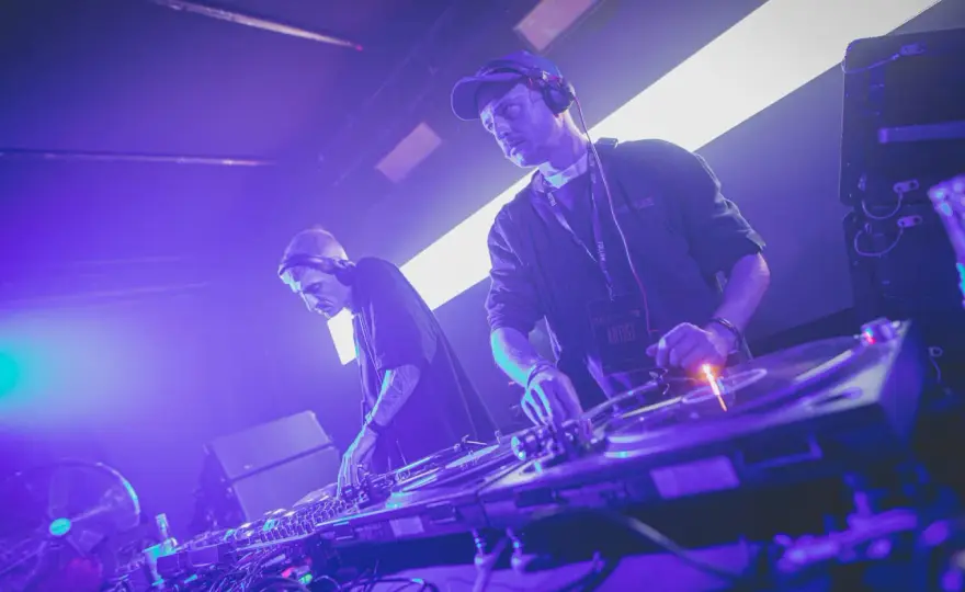Najlepsi DJ-e techno - Kogo warto słuchać i jak rozpoznać dobry set?