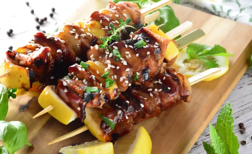 Japońskie szaszłyki z kurczaka - jak zrobić soczyste yakitori w domu?