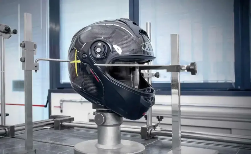 Casco omologato? Ecco come riconoscerlo davvero