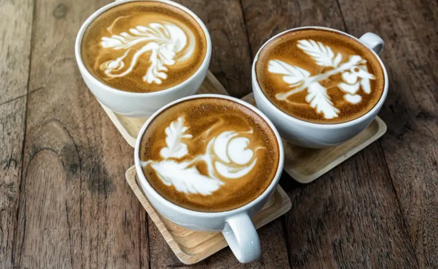 Ile kalorii ma kawa latte? Sprawdź, co wpływa na kaloryczność