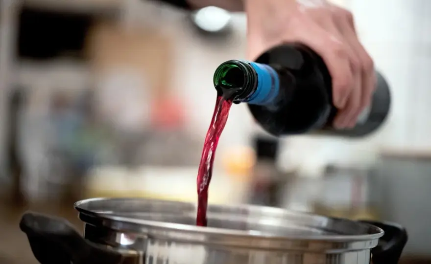 Alkohol verkocht? Was wirklich im Essen bleibt – Der Faktencheck