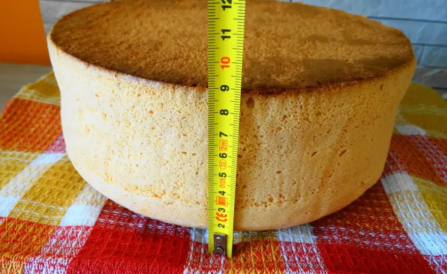 Biszkopt na tort - Jak upiec puszysty spód, który nie opada?