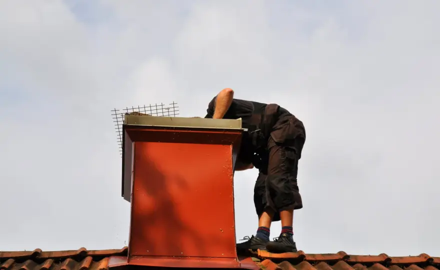 Jak uszczelnić komin od zewnątrz? Trwała naprawa!