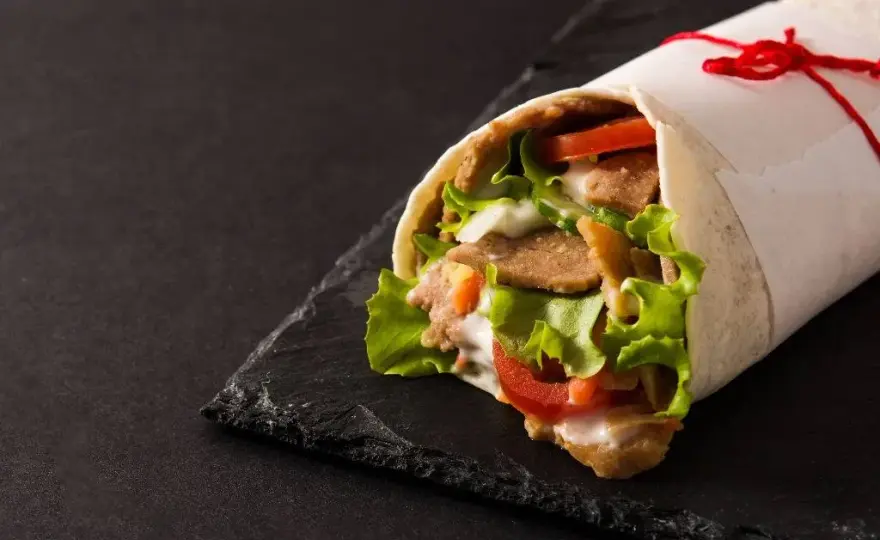 Ile kalorii ma duży kebab w tortilli? 5 trików na zdrowszą wersję