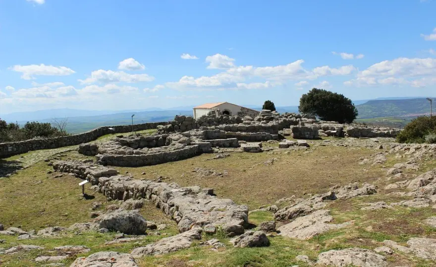 Santa Vittoria di Serri - Santuario nuragico tra culto e scambi