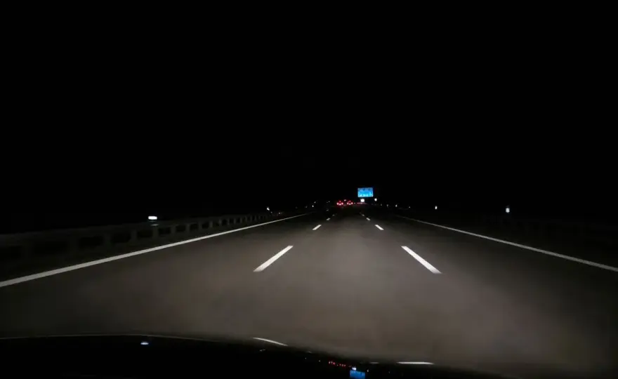 Nachtfahrt auf der Autobahn sicher planen