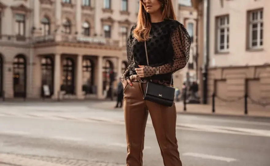 Brązowe buty do czarnych spodni – jak nosić z klasą?