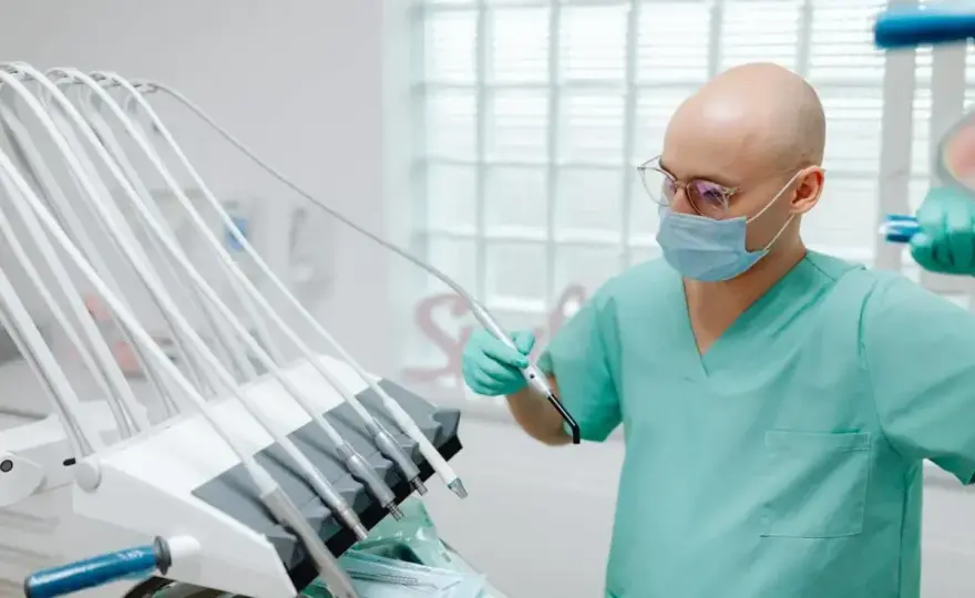 Zarobki dentysty w Polsce: Od 6 do 60 tys. zł jak osiągnąć top?