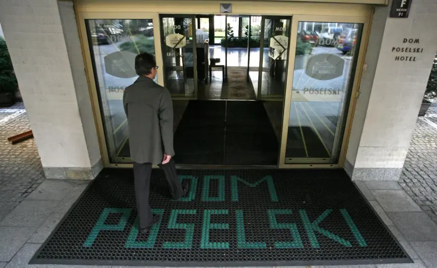 Hotel poselski - dlaczego to nie jest zwykły hotel?