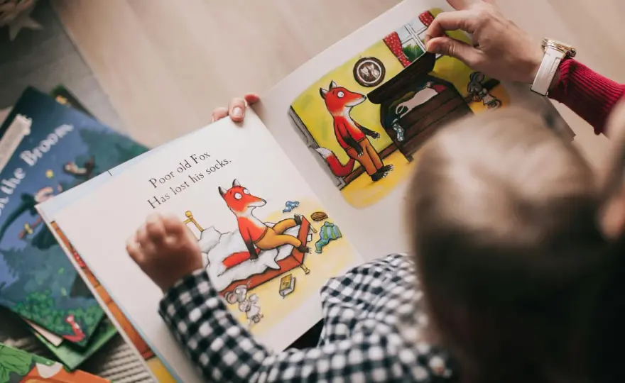 Ile godzin pracuje opiekunka w żłobku? Odkryj prawdę o godzinach pracy