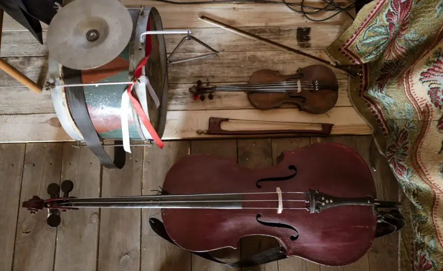 Basy ludowe: Polski instrument jak wiolonczela? Odkryj prawdę!