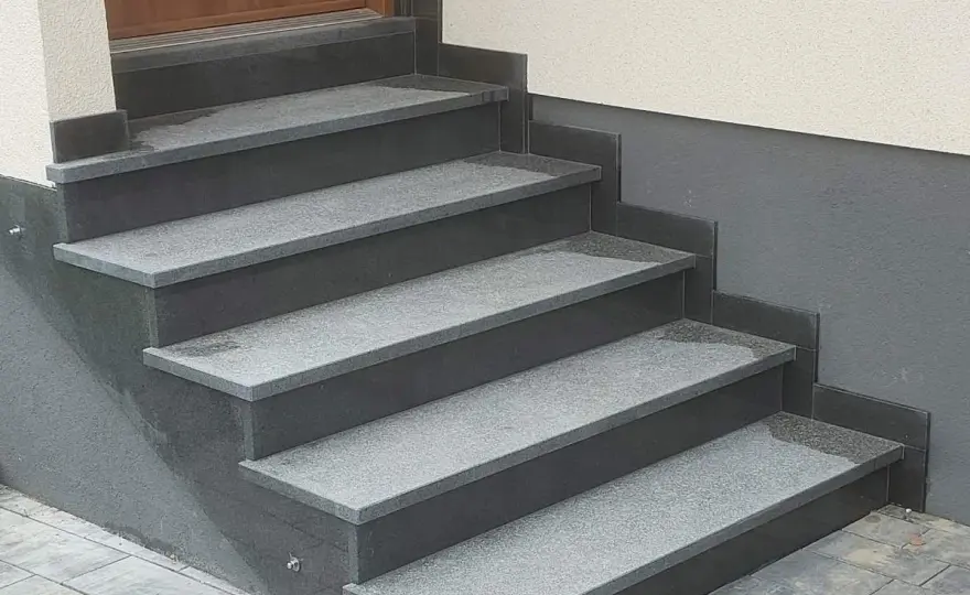 Z czego stopnie na schody zewnętrzne? Odkryj najlepsze materiały