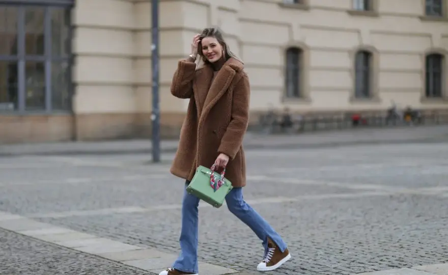 Schwarze Jeans & braune Schuhe - So kombinierst du richtig