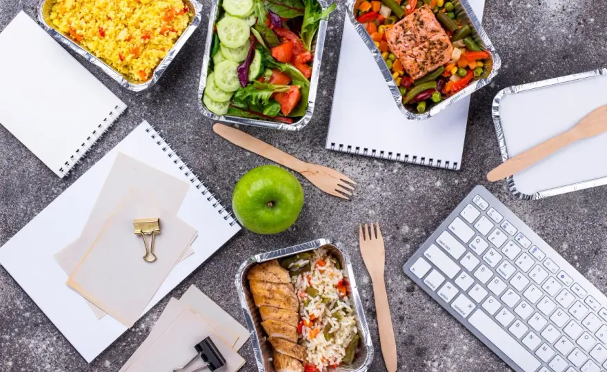 Czy catering się opłaca? Odkryj ukryte koszty i prawdziwe zyski!