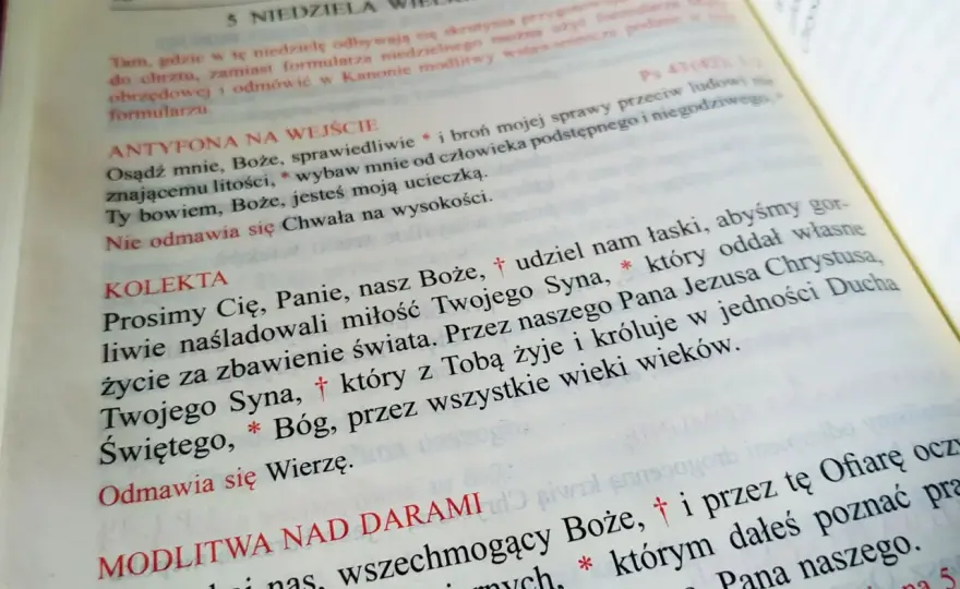 Jaka modlitwa zamiast mszy? Odkryj alternatywy dla uczestnictwa w liturgii