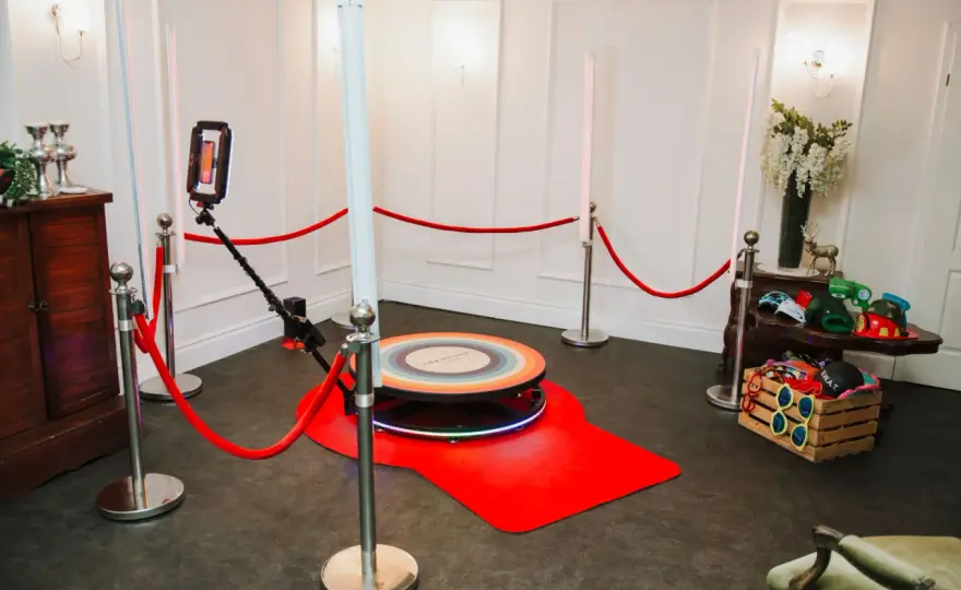 Jak działa fotobudka 360? Poznaj jej sekrety i korzyści dla Twojej imprezy!