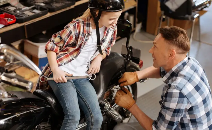 Przewożenie dzieci na motocyklu: Czy robisz to odpowiedzialnie?