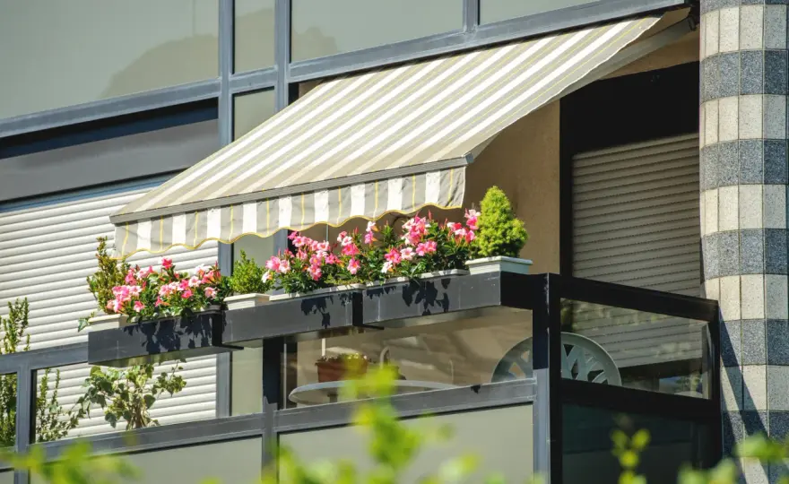 Czym zasłonić balustradę na balkonie, aby zyskać prywatność i styl?