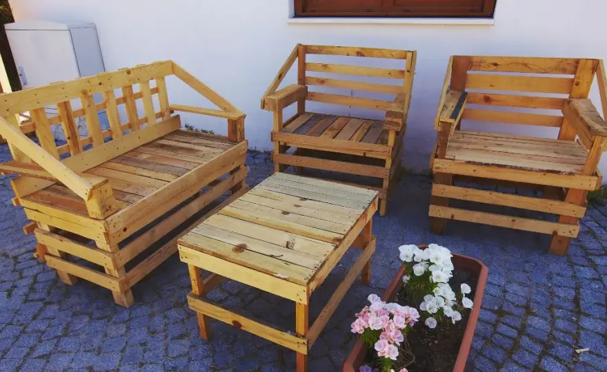 Meble ogrodowe DIY: Jak zrobić tanio i efektownie? Przewodnik