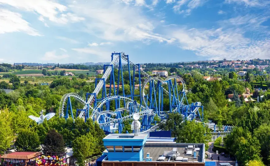 Najlepsze atrakcje w Gardaland – co warto zobaczyć i przeżyć