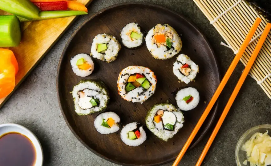Z czym zrobić sushi wegetariańskie? Odkryj pyszne składniki i przepisy