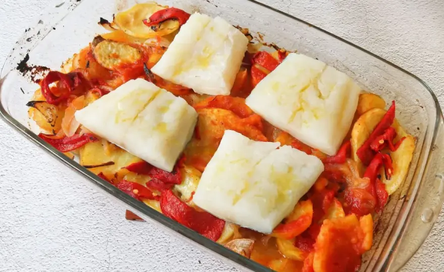 Bacalao al horno jugoso con patatas y cebolla, sin perder punto