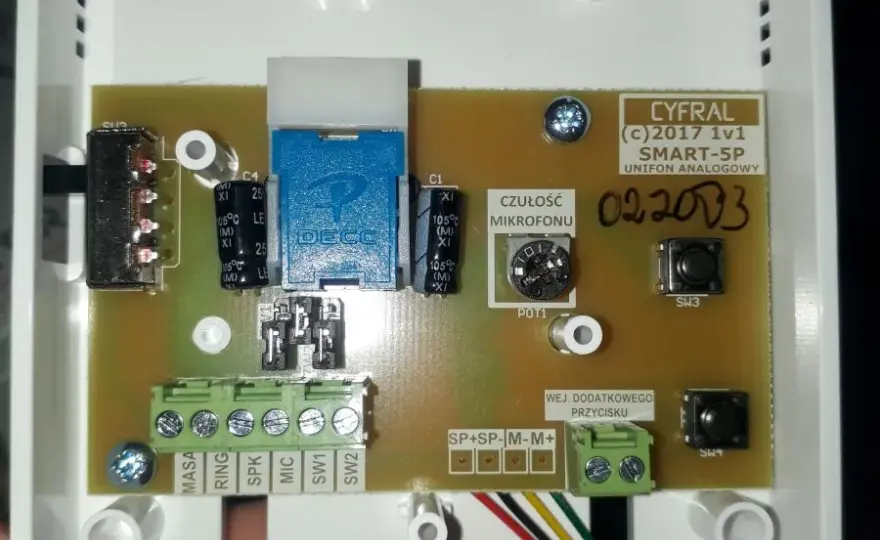 Jak podłączyć domofon Cyfral Smart 5P: Instrukcja krok po kroku