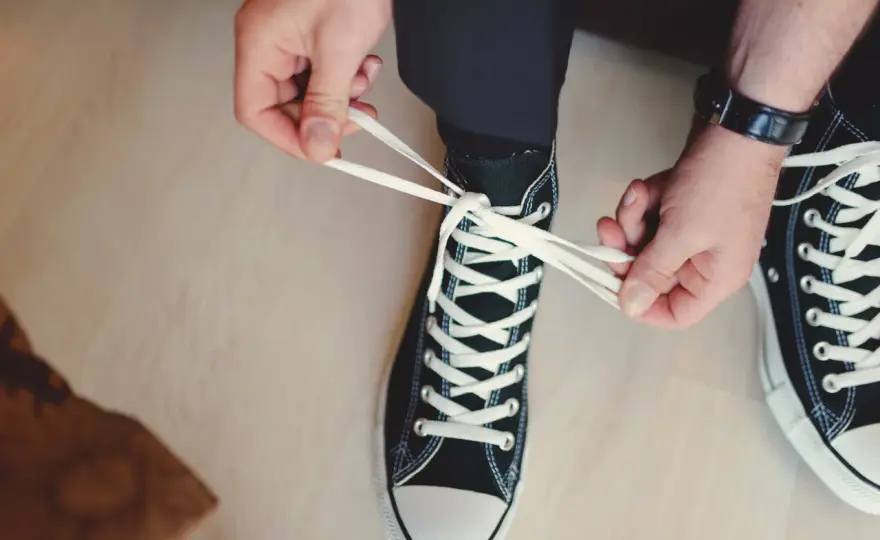 Garnitur i trampki na wesele - Jak nosić stylowo i bez wpadki