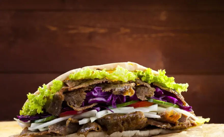 Z jakiego mięsa jest kebab? Odkryj smaki i regionalne różnice
