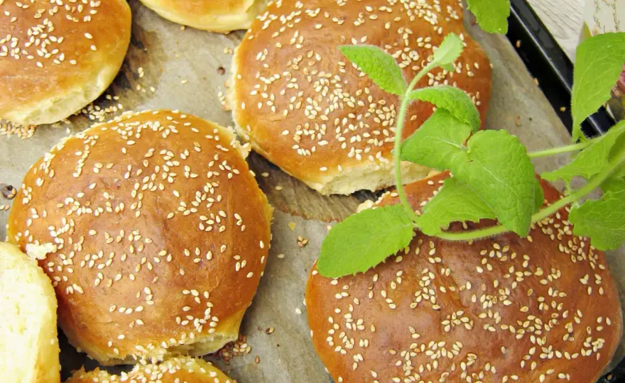 Jak podpiec bułki do burgerów - Co zrobić, by nie namiękły?