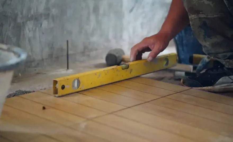 Wyrównanie podłogi pod panele bez wylewki? 4 metody DIY!