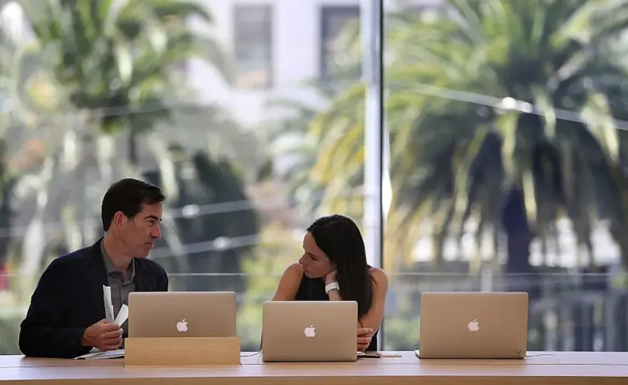 Ile zarabia pracownik Apple w Polsce? Zaskakujące fakty o pensjach