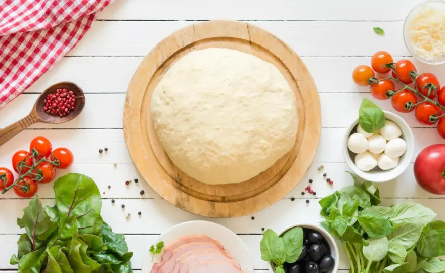 Ile może stać ciasto na pizzę? Przechowywanie i ratowanie