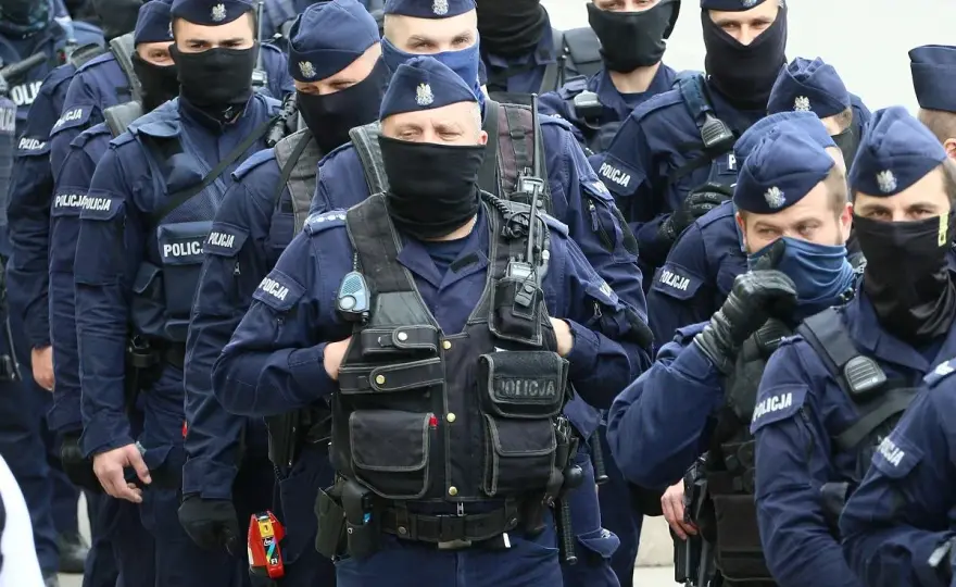 Policja w Twoim domu? Sprawdź, kiedy może wejść i jakie masz prawa