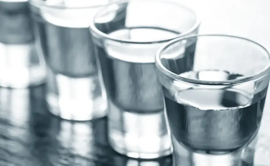 Wódka do dezynfekcji? Sprawdź, czy naprawdę zabija wirusy!