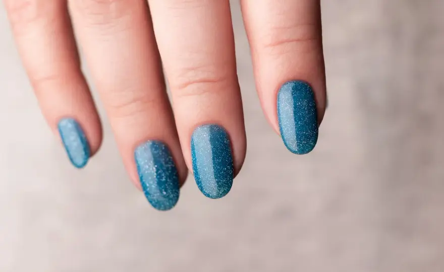 Niebieskie paznokcie - Jak dobrać odcień i zrobić trwały manicure?