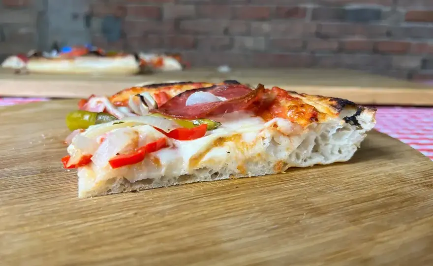 Blechpizza-Rezept - So gelingt der perfekte Teig!