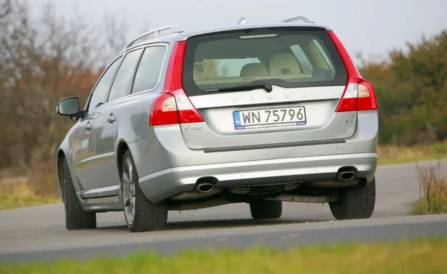 Jaką pojemność baku ma Volvo V70 i co to oznacza dla zasięgu?