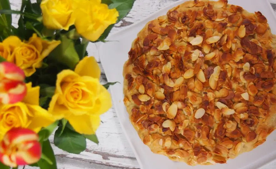 Bienenstich ohne Sahne - So gelingt er saftig & stabil